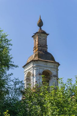 Eski Ortodoks çan kulesi, Rusya 'nın Kostroma ilindeki Sobolevo köyünün kilisesi. İnşaat yılı 1776. Şu anda tapınak terk edilmiş durumda..