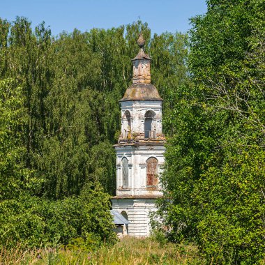 Ormandaki peyzaj çan kulesi, Rusya 'nın Kostroma eyaletindeki Sobolevo köyünün tapınağı. İnşaat yılı 1776. Şu anda tapınak terk edilmiş durumda..