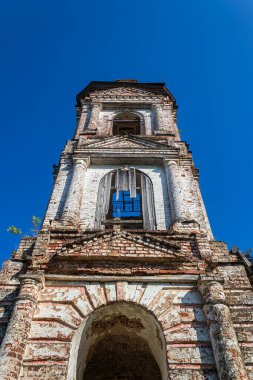 Terk edilmiş Ortodoks çan kulesi, Rusya 'nın Kostroma ilindeki Luzhki köyünün kilisesi. İnşaat yılı 1840. Şu anda tapınak terk edilmiş durumda..