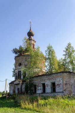 Terk edilmiş bir Ortodoks kilisesi, Rusya 'nın Kostroma ilinin Luzhki köyünün tapınağı. İnşaat yılı 1840. Şu anda tapınak terk edilmiş durumda..