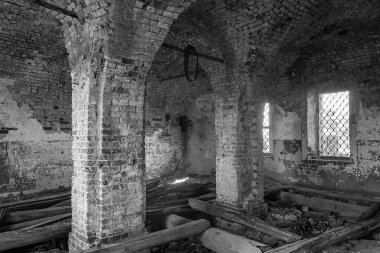 Terk edilmiş bir tapınağın içi, Rusya 'nın Kostroma eyaletindeki Luzhki köyünün tapınağı. İnşaat yılı 1840. Şu anda tapınak terk edilmiş durumda..