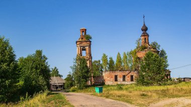 Terk edilmiş bir Ortodoks kilisesi, Rusya 'nın Kostroma ilinin Luzhki köyünün tapınağı. İnşaat yılı 1840. Şu anda tapınak terk edilmiş durumda..