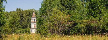 Ormandaki peyzaj çan kulesi, Rusya 'nın Kostroma eyaletindeki Sobolevo köyünün tapınağı. İnşaat yılı 1776. Şu anda tapınak terk edilmiş durumda..