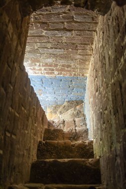 Çan kulesine giden antik tuğla merdiven