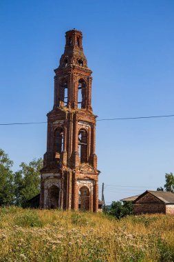 Eski terk edilmiş bir çan kulesi, Rusya 'nın Kostroma eyaletindeki Golovinskoye köyünün tapınağı. İnşaat yılı 1802. Şu anda tapınak terk edilmiş durumda..
