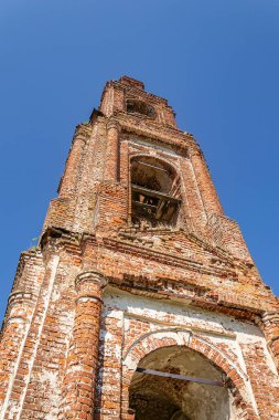 Eski terk edilmiş bir çan kulesi, Rusya 'nın Kostroma eyaletindeki Golovinskoye köyünün tapınağı. İnşaat yılı 1802. Şu anda tapınak terk edilmiş durumda..