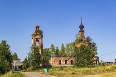 Terk edilmiş bir Ortodoks kilisesi, Rusya 'nın Kostroma ilinin Luzhki köyünün tapınağı. İnşaat yılı 1840. Şu anda tapınak terk edilmiş durumda..