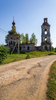 Terk edilmiş bir Ortodoks kilisesi, Rusya 'nın Kostroma ilinin Luzhki köyünün tapınağı. İnşaat yılı 1840. Şu anda tapınak terk edilmiş durumda..
