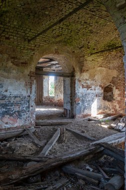 Terk edilmiş bir tapınağın içi, Rusya 'nın Kostroma eyaletindeki Luzhki köyünün tapınağı. İnşaat yılı 1840. Şu anda tapınak terk edilmiş durumda..