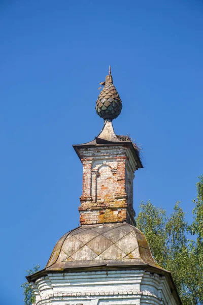 古老的东正教钟楼 俄罗斯科斯特罗马省Sobolevo村的教堂 建筑年份是1776年 寺庙被废弃了 — 图库照片