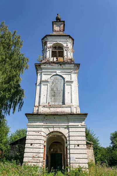 旧正教会の鐘楼 ソボレヴォ村の教会 コストロマ州 ロシア 建設年は1776年である 現在は廃寺となっている — ストック写真