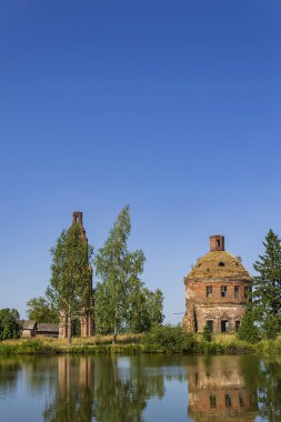 Terk edilmiş bir Ortodoks kilisesi, Rusya 'nın Kostroma ilindeki Golovinskoye köyünün kilisesi. İnşaat yılı 1802. Şu anda tapınak terk edilmiş durumda..
