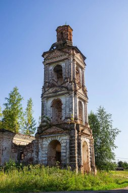 Terk edilmiş Ortodoks çan kulesi, Rusya 'nın Kostroma ilindeki Luzhki köyünün kilisesi. İnşaat yılı 1840. Şu anda tapınak terk edilmiş durumda..