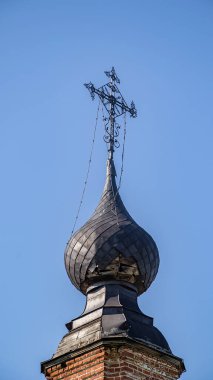 Ortodoks kilisesinin kubbesi, Rusya 'nın Kostroma eyaletindeki Luzhki köyünün tapınağı. İnşaat yılı 1840. Şu anda tapınak terk edilmiş durumda..
