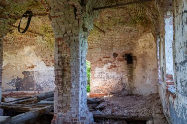 Terk edilmiş bir tapınağın içi, Rusya 'nın Kostroma eyaletindeki Luzhki köyünün tapınağı. İnşaat yılı 1840. Şu anda tapınak terk edilmiş durumda..