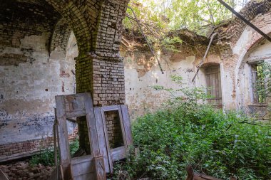 Rusya 'nın Kostroma ilinin Pavlovskoye köyünün tapınağı olan terk edilmiş bir Ortodoks kilisesinin içinde. İnşaat yılı 1826. Şu anda tapınak terk edilmiş durumda..