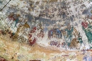 Rusya 'nın Kostroma ilindeki Pavlovskoye köyünün kilisesi olan terk edilmiş bir Ortodoks kilisesinin duvarlarını boyamak. İnşaat yılı 1840. Şu anda tapınak terk edilmiş durumda..