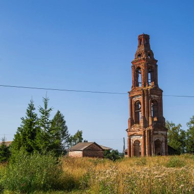 Eski terk edilmiş bir çan kulesi, Rusya 'nın Kostroma eyaletindeki Golovinskoye köyünün tapınağı. İnşaat yılı 1802. Şu anda tapınak terk edilmiş durumda..