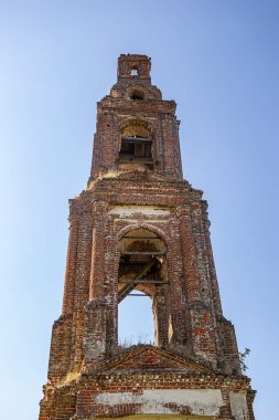Eski terk edilmiş bir çan kulesi, Rusya 'nın Kostroma eyaletindeki Golovinskoye köyünün tapınağı. İnşaat yılı 1802. Şu anda tapınak terk edilmiş durumda..