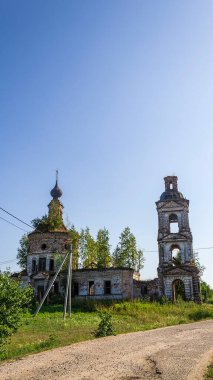 Terk edilmiş bir Ortodoks kilisesi, Rusya 'nın Kostroma ilinin Luzhki köyünün tapınağı. İnşaat yılı 1840. Şu anda tapınak terk edilmiş durumda..