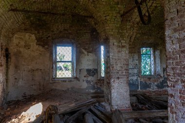 Terk edilmiş bir tapınağın içi, Rusya 'nın Kostroma eyaletindeki Luzhki köyünün tapınağı. İnşaat yılı 1840. Şu anda tapınak terk edilmiş durumda..