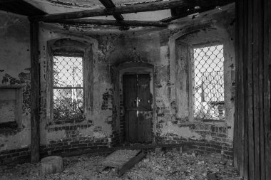 Terk edilmiş bir tapınağın içi, Rusya 'nın Kostroma eyaletindeki Luzhki köyünün tapınağı. İnşaat yılı 1840. Şu anda tapınak terk edilmiş durumda..