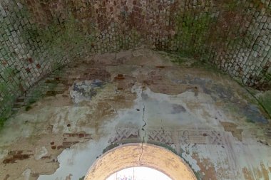 Rusya 'nın Kostroma ilinin Pavlovskoye köyünün tapınağı olan terk edilmiş bir Ortodoks kilisesinin içinde. İnşaat yılı 1826. Şu anda tapınak terk edilmiş durumda..