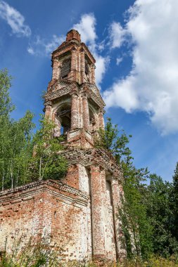 Terk edilmiş Ortodoks çan kulesi, Pokrovskaya Kilisesi, Letter River, Kostroma, Rusya. İnşaat yılı 1792. Şu anda tapınak terk edilmiş durumda..