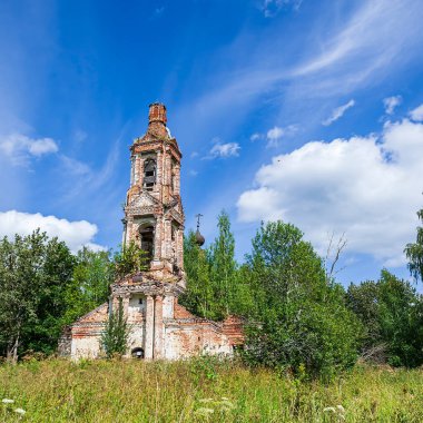 terk edilmiş Ortodoks kilisesi manzarası, Pokrovskaya Kilisesi Letter Nehri üzerinde, Kostroma, Rusya. İnşaat yılı 1792. Şu anda tapınak terk edilmiş durumda..