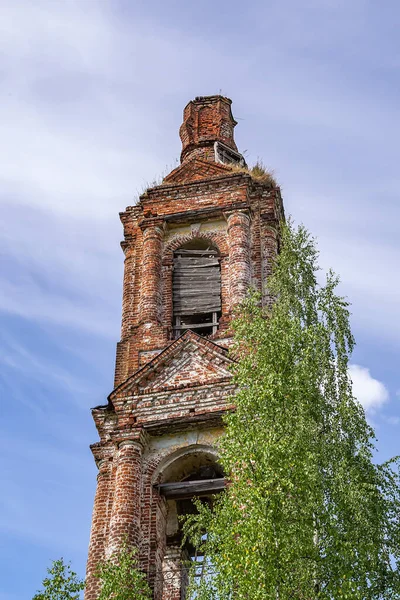 Terk edilmiş Ortodoks çan kulesi, Pokrovskaya Kilisesi, Letter River, Kostroma, Rusya. İnşaat yılı 1792. Şu anda tapınak terk edilmiş durumda..