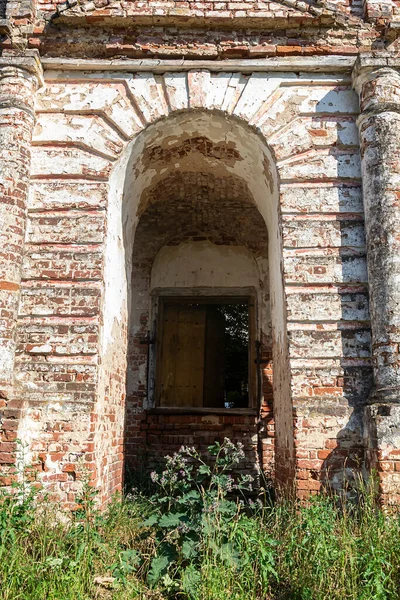 Terk edilmiş bir tapınağın içi, Rusya 'nın Kostroma eyaletindeki Luzhki köyünün tapınağı. İnşaat yılı 1840. Şu anda tapınak terk edilmiş durumda..