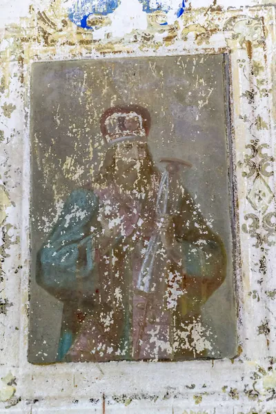 放棄された正教会の壁の絵 Pavlovskoyeの村の教会 Kostroma州 ロシア 建設年は1840年である 現在は廃寺となっている — ストック写真