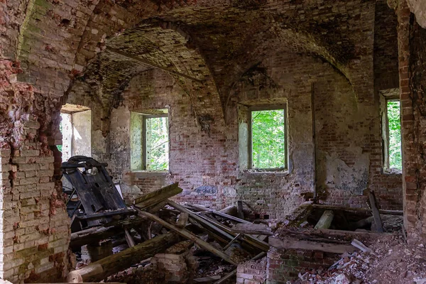 Rusya 'nın Kostroma eyaletindeki Letter River' daki Pokrovskaya Kilisesi 'nde terk edilmiş bir Ortodoks kilisesinin içinde. İnşaat yılı 1792. Şu anda tapınak terk edilmiş durumda..