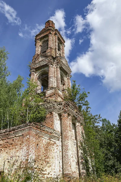 Terk edilmiş Ortodoks çan kulesi, Pokrovskaya Kilisesi, Letter River, Kostroma, Rusya. İnşaat yılı 1792. Şu anda tapınak terk edilmiş durumda..