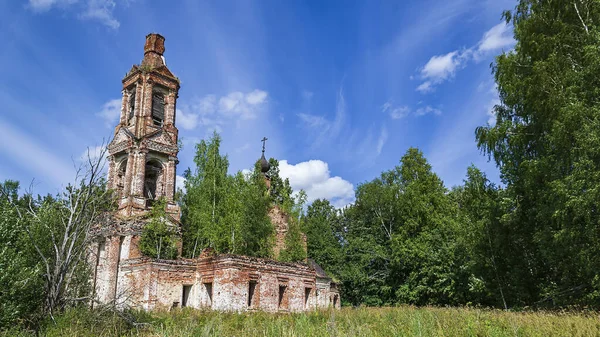 terk edilmiş Ortodoks kilisesi manzarası, Pokrovskaya Kilisesi Letter Nehri üzerinde, Kostroma, Rusya. İnşaat yılı 1792. Şu anda tapınak terk edilmiş durumda..