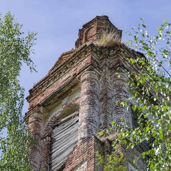 Terk edilmiş Ortodoks çan kulesi, Pokrovskaya Kilisesi, Letter River, Kostroma, Rusya. İnşaat yılı 1792. Şu anda tapınak terk edilmiş durumda..