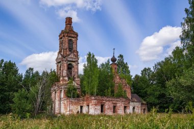 Rusya 'nın Kostroma eyaletinde, Letter River' daki Pokrovskaya Kilisesi 'nde terk edilmiş bir Ortodoks kilisesi. İnşaat yılı 1792. Şu anda tapınak terk edilmiş durumda..