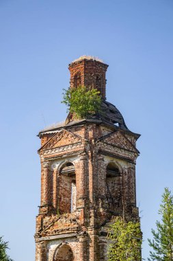 Terk edilmiş Ortodoks çan kulesi, Rusya 'nın Kostroma ilindeki Luzhki köyünün kilisesi. İnşaat yılı 1840. Şu anda tapınak terk edilmiş durumda..
