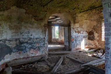 Terk edilmiş bir tapınağın içi, Rusya 'nın Kostroma eyaletindeki Luzhki köyünün tapınağı. İnşaat yılı 1840. Şu anda tapınak terk edilmiş durumda..