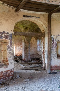 Terk edilmiş bir tapınağın içi, Rusya 'nın Kostroma eyaletindeki Luzhki köyünün tapınağı. İnşaat yılı 1840. Şu anda tapınak terk edilmiş durumda..