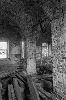 Terk edilmiş bir tapınağın içi, Rusya 'nın Kostroma eyaletindeki Luzhki köyünün tapınağı. İnşaat yılı 1840. Şu anda tapınak terk edilmiş durumda..