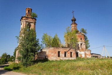 Terk edilmiş bir Ortodoks kilisesi, Rusya 'nın Kostroma ilinin Luzhki köyünün tapınağı. İnşaat yılı 1840. Şu anda tapınak terk edilmiş durumda..