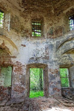 Rusya 'nın Kostroma eyaletindeki Letter River' daki Pokrovskaya Kilisesi 'nde terk edilmiş bir Ortodoks kilisesinin içinde. İnşaat yılı 1792. Şu anda tapınak terk edilmiş durumda..