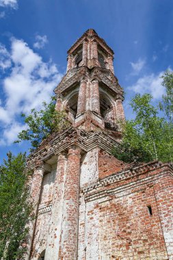Terk edilmiş Ortodoks çan kulesi, Pokrovskaya Kilisesi, Letter River, Kostroma, Rusya. İnşaat yılı 1792. Şu anda tapınak terk edilmiş durumda..