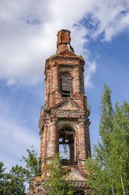 Terk edilmiş Ortodoks çan kulesi, Pokrovskaya Kilisesi, Letter River, Kostroma, Rusya. İnşaat yılı 1792. Şu anda tapınak terk edilmiş durumda..