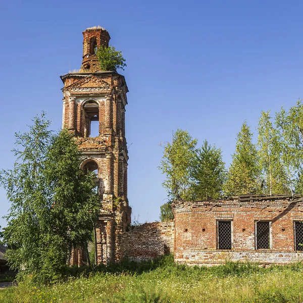 Terk edilmiş Ortodoks çan kulesi, Rusya 'nın Kostroma ilindeki Luzhki köyünün kilisesi. İnşaat yılı 1840. Şu anda tapınak terk edilmiş durumda..