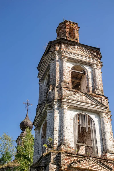 러시아의 코스트로마 지방에 마을의 교회인 정교회 종탑이 버려졌다 연도는 1840 — 스톡 사진