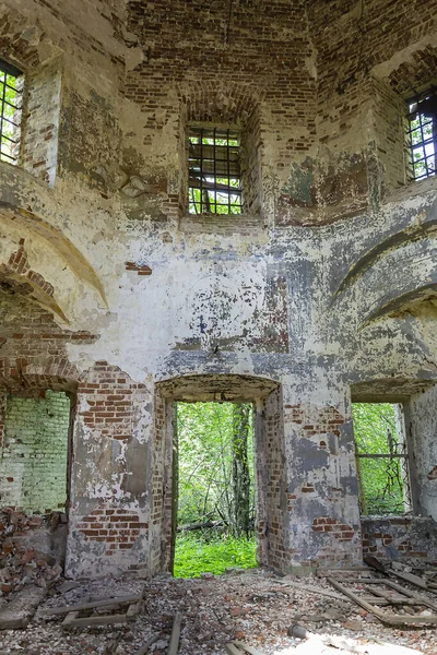 Rusya 'nın Kostroma eyaletindeki Letter River' daki Pokrovskaya Kilisesi 'nde terk edilmiş bir Ortodoks kilisesinin içinde. İnşaat yılı 1792. Şu anda tapınak terk edilmiş durumda..