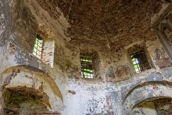 Rusya 'nın Kostroma eyaletindeki Letter River' daki Pokrovskaya Kilisesi 'nde terk edilmiş bir Ortodoks kilisesinin içinde. İnşaat yılı 1792. Şu anda tapınak terk edilmiş durumda..