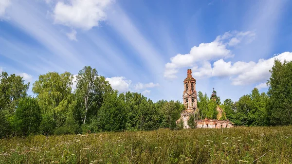 terk edilmiş Ortodoks kilisesi manzarası, Pokrovskaya Kilisesi Letter Nehri üzerinde, Kostroma, Rusya. İnşaat yılı 1792. Şu anda tapınak terk edilmiş durumda..